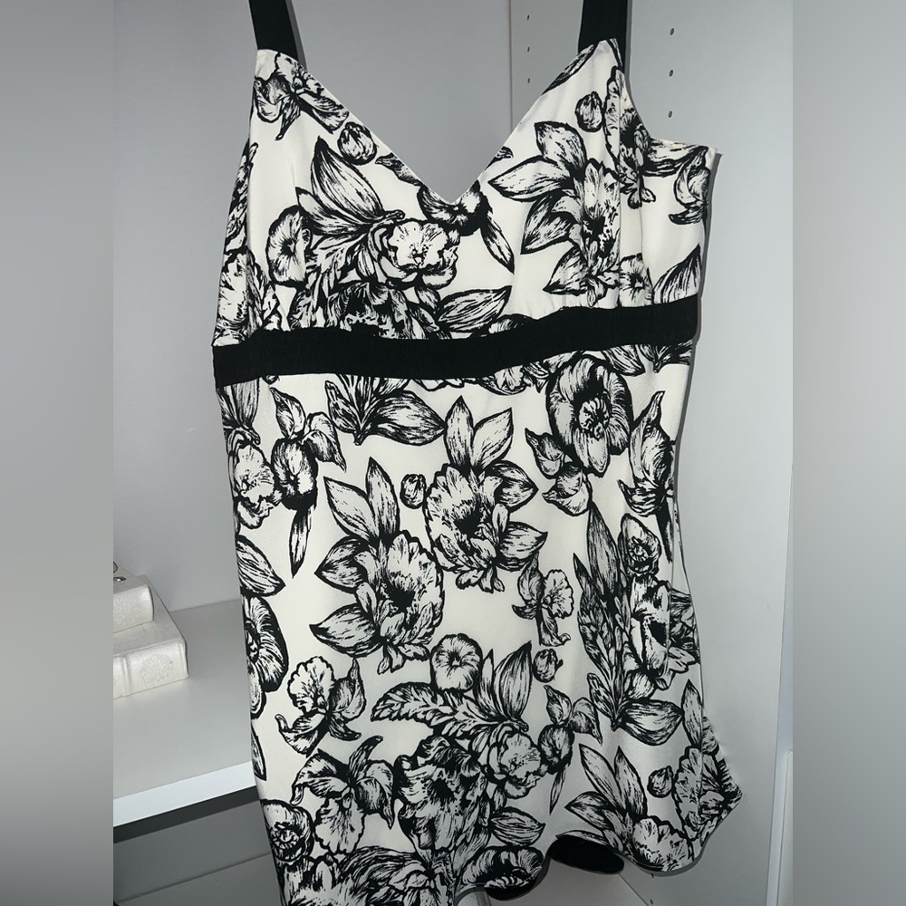 NEW WITH TAGS White House Black Market Shirt in black and white floral Size L